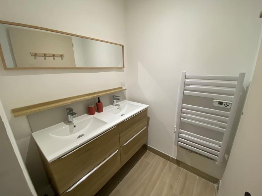 Appartement Familial, 2 Chambres, En Rdc Sur Cour Saint-Florentin  Zewnętrze zdjęcie